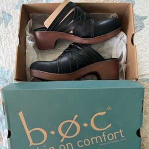 b.o.c. Women's Black Leather clogs